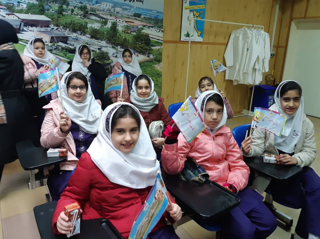 بازديد دانش آموزان پایه چهارم دبستان باران اندیشه از كارخانه توليد شير پگاه گيلان